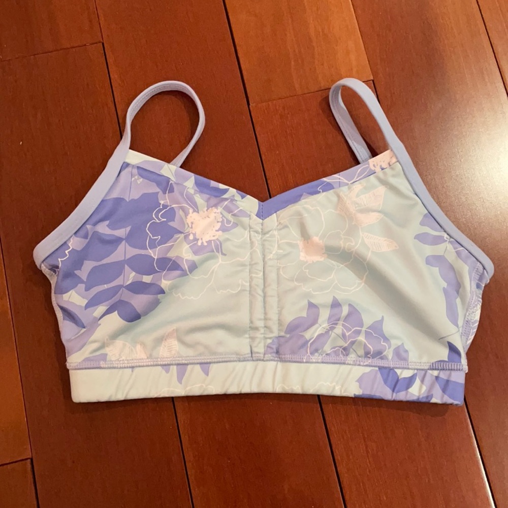 Lululemon sports bra size 4